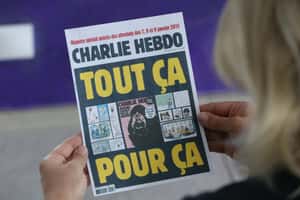 《查理周刊》重新刊登爭議漫畫    迎接恐攻案開庭