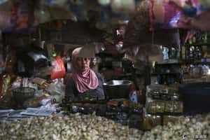 漏水加火災 印尼危險菜市場引小販抗議