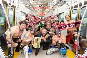 「要打！去電車上打！」日本人把車廂變成摔角擂台