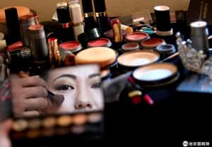 口紅也能一起用  中國推出「共享化妝間」  