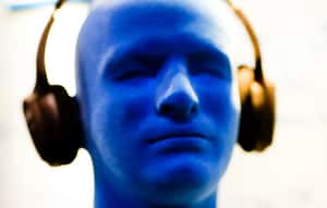 耳機在飛機上爆炸  澳洲女子半邊臉灼傷