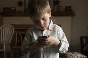 手機螢幕當保母   懶散爸媽教出冷血怪獸?