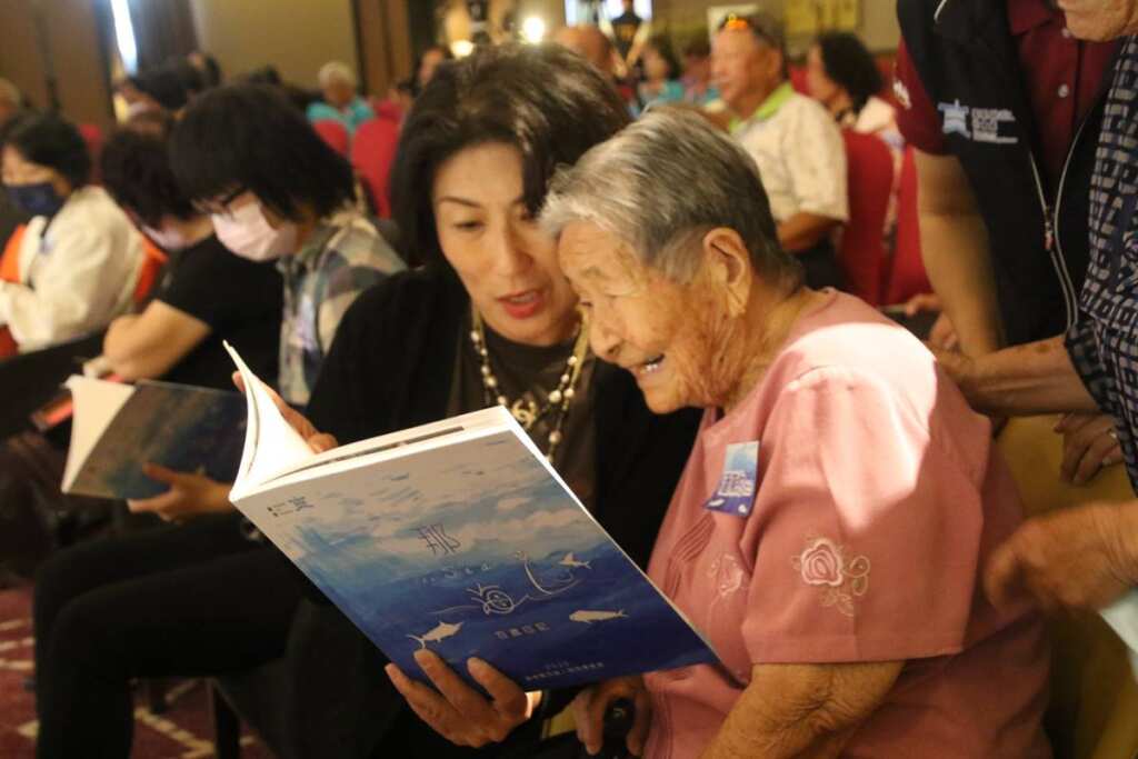 《2025臺東縣百歲人瑞故事寫真書》新書發表　饒慶鈴開箱人瑞故事寫真書