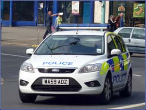 倫敦抓飛車小偷新招：直接開車撞他！