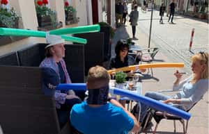 聽過浮條帽、碰碰桌嗎？德國咖啡館、美國餐廳防疫出奇招