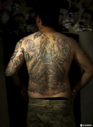 是遮掩，也是展現  用刺青度過衝突傷痛的伊拉克人