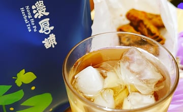 高雄老字號青草茶《濃厚舖》舒爽茶：現在隨手都能喝到囉！70年老店的魅力，清爽解膩神茶，告別手搖飲負擔│紅到北台灣的青草茶老品牌！草本茶推薦