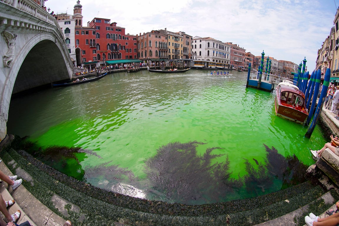 「有人偷洗水彩筆？」威尼斯運河遭染螢光綠，經調查：河水無毒、真兇未明