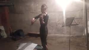 與砲火聲交織的樂聲 烏克蘭小提琴家舉辦「地下音樂會」