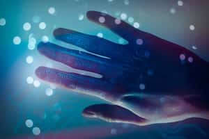 最新仿生義肢能用意念控制外 首度能回饋使用者被碰觸的「感覺」