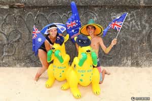 七彩海岸線！   澳洲居民乘上五彩膠筏擁抱國慶日