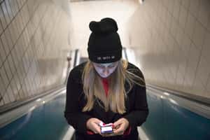 「生死與共」  只剩5％電量才能使用的聊天app