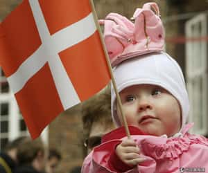 丹麥當紅廣告教爸媽抱孫妙方