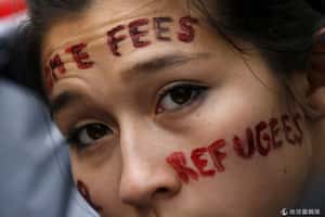 沉重的書包  英國學生上街頭抗議政客背信漲學費