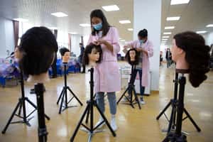 「每根睫毛都能貼補家用」北韓民眾點油燈通宵做假髮，出口冠軍背後的另一面