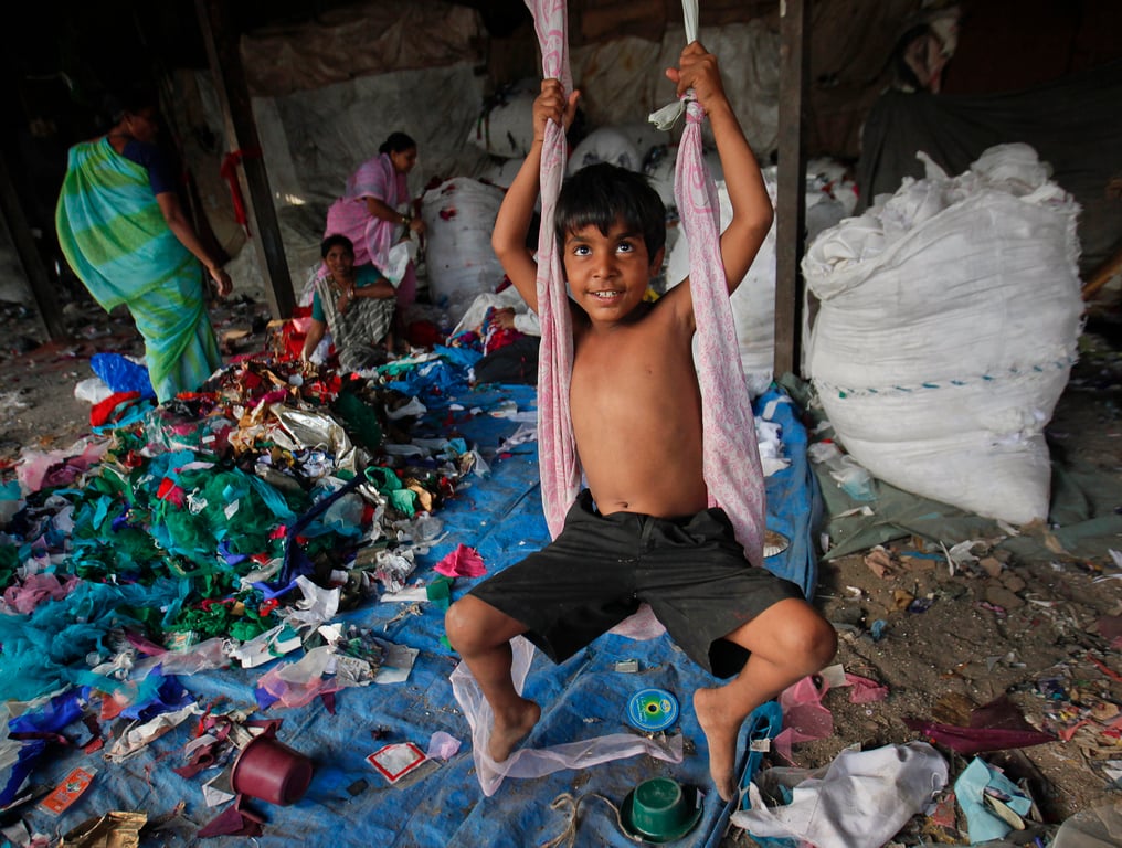 回收舊衣真的環保？印度「舊衣之都」重金屬污染水源 工人：喝水變成詛咒 