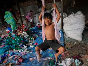 回收舊衣真的環保？印度「舊衣之都」重金屬污染水源 工人：喝水變成詛咒 