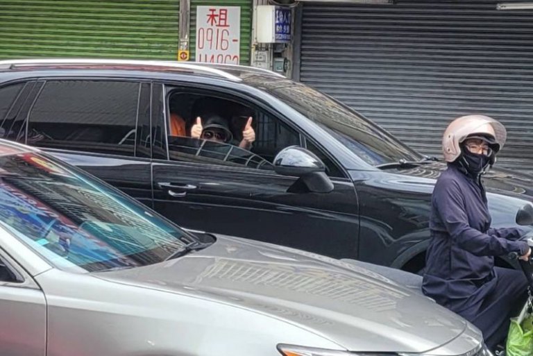 反罷免！高虹安親上街頭　民眾高舉讚表示肯定