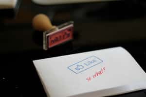 誰決定你的動態牆訊息？Facebook 承認演算法之外也有人為