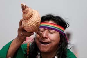 秘魯薩滿焚香吹海螺 預測下一任總統會是......？