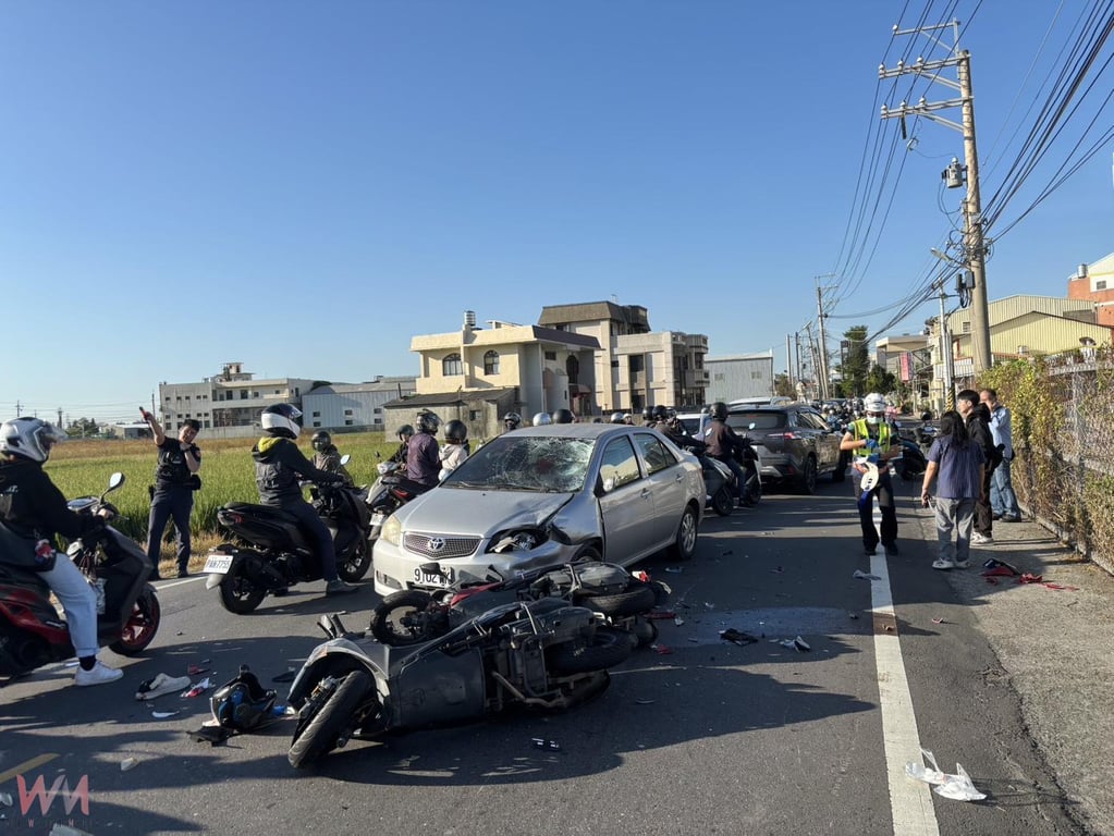 驚險連環車禍　轎車疑為超車闖對向釀禍　兩騎士噴飛倒地送醫