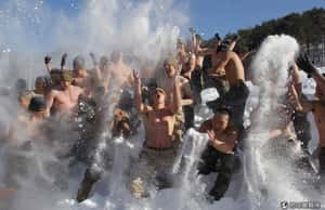 騎馬打仗好歡樂！       美韓軍人聯手冬季特訓