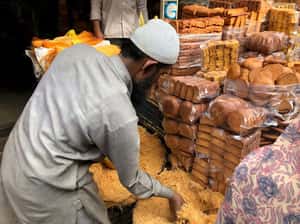 甜的炸麵線？印度家家戶戶必備的炸麵點心：Feni 和 Nampkeen