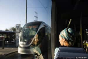 「我會用，但我恨它」   聖城內的光之電車難消以巴仇恨