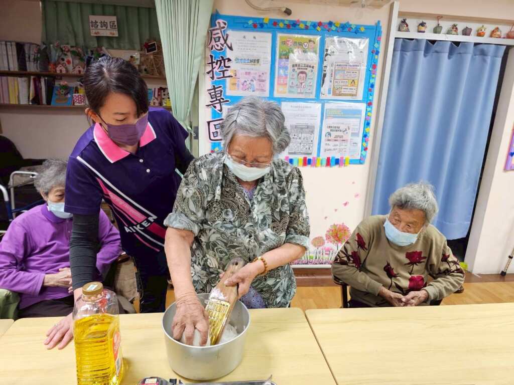 彰化榮家日照中心爺奶手做蘿蔔糕　炊出懷舊好滋味