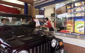 雖然不用下車很方便  但美國各大城市開始禁蓋點餐車道