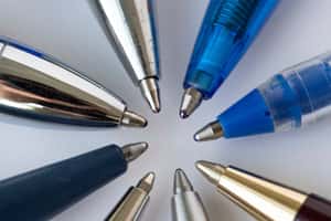 看人玩石頭找靈感 歷久不衰的原子筆這樣來