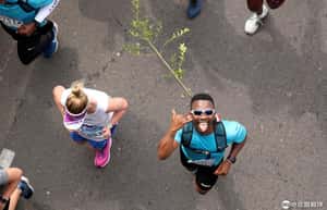 南非馬拉松要「綠綠地跑」，於是這群人一人揹著一棵小樹