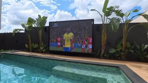 Telão de LED externo de grande formato sob luz do dia