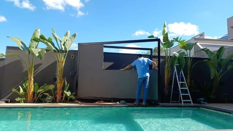 Técnico da iConnect montando a estrutura do painel de LED