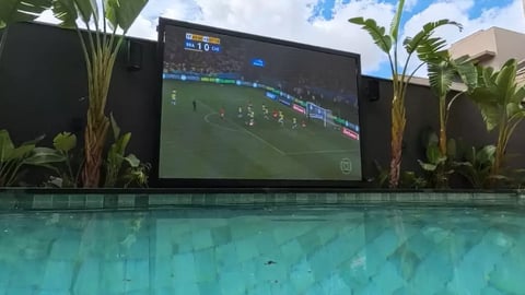 Telão de LED exibindo jogo ao ar livre, visto de perto
