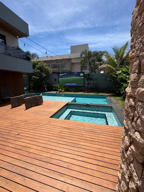 Telão de LED transmitindo jogo de futebol ao ar livre