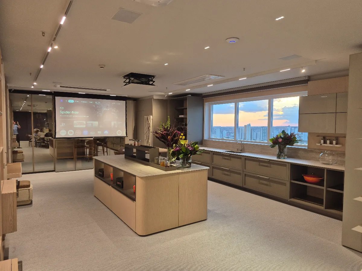 Showroom com projeção e home theater integrados ao ambiente