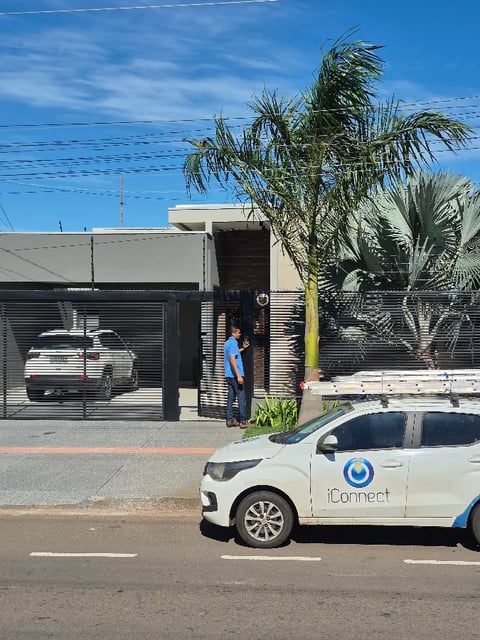 Carro da iConnect em atendimento na frente de residência em Campo Grande/MS