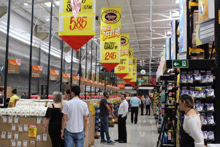 Interior do Supermercado Mister Júnior com som ambiente