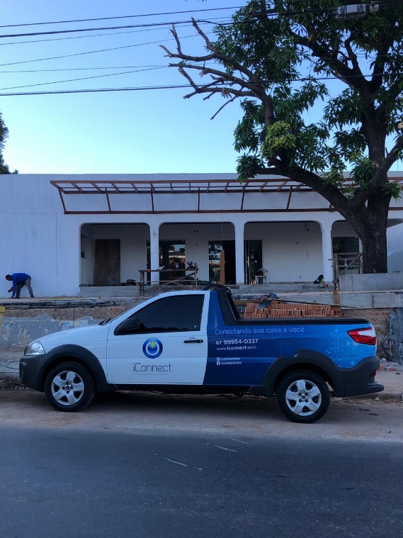 Veículo iConnect em frente à obra do Poiá Espetos Gourmet em Cuiabá/MT