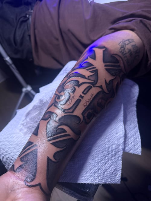 blackwork tattoo by eddie rodriguez in downtown la, los angeles