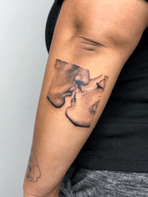 realism kissing couple tattoo — by lunayflorestattoo, los angeles