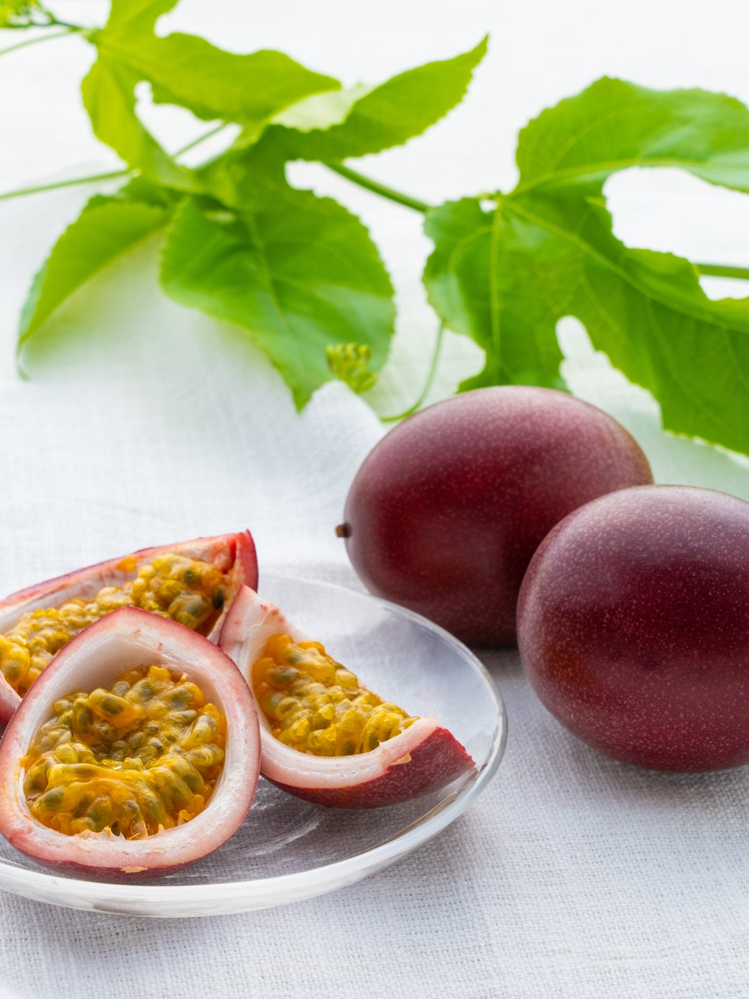 パッションフルーツの房と枝、断面