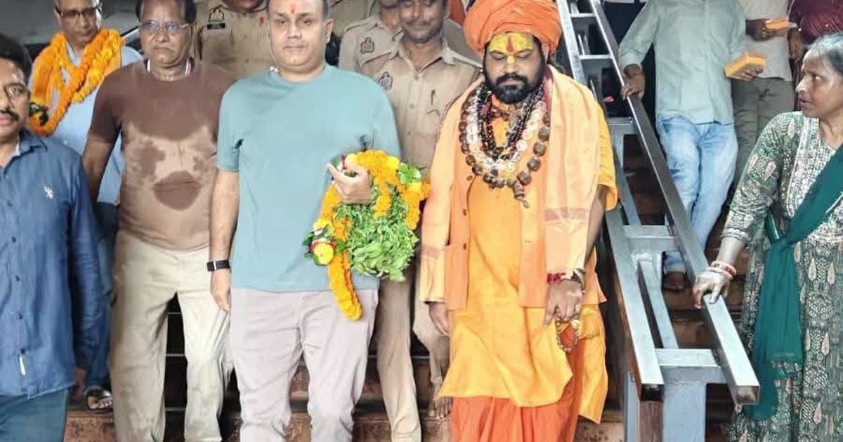 अयोध्या पहुंचे वीरेंद्र सहवाग: रामलला के दरबार में टेका माथा, हनुमानगढ़ी में बजरंगबली का लिया आशीर्वाद