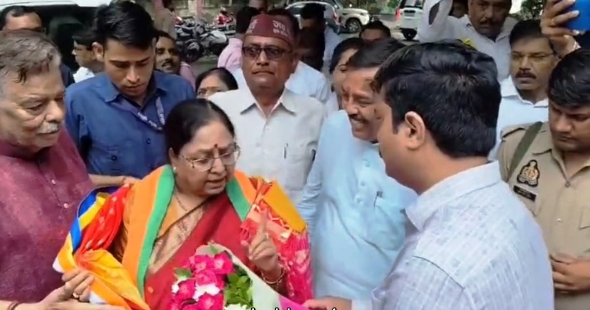 एटा में कैबिनेट मंत्री बेबी रानी मौर्य का पारा हाई: DM का बुके लेने से इनकार, मंच से लगाई क्लास