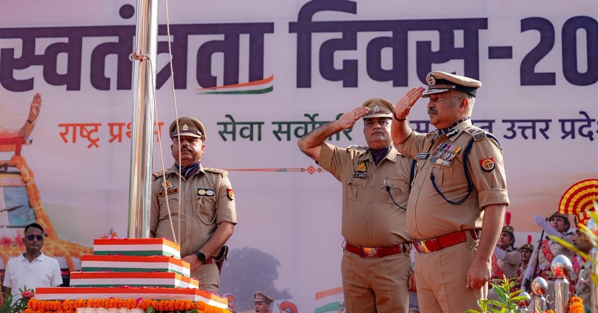 स्वतंत्रता दिवस पर UP Police मुख्यालय में ध्वजारोहण: DGP ने 'Zero Tolerance' और Smart Policing पर दिया जोर, पुलिस कर्मियों को किए पदक वितरित