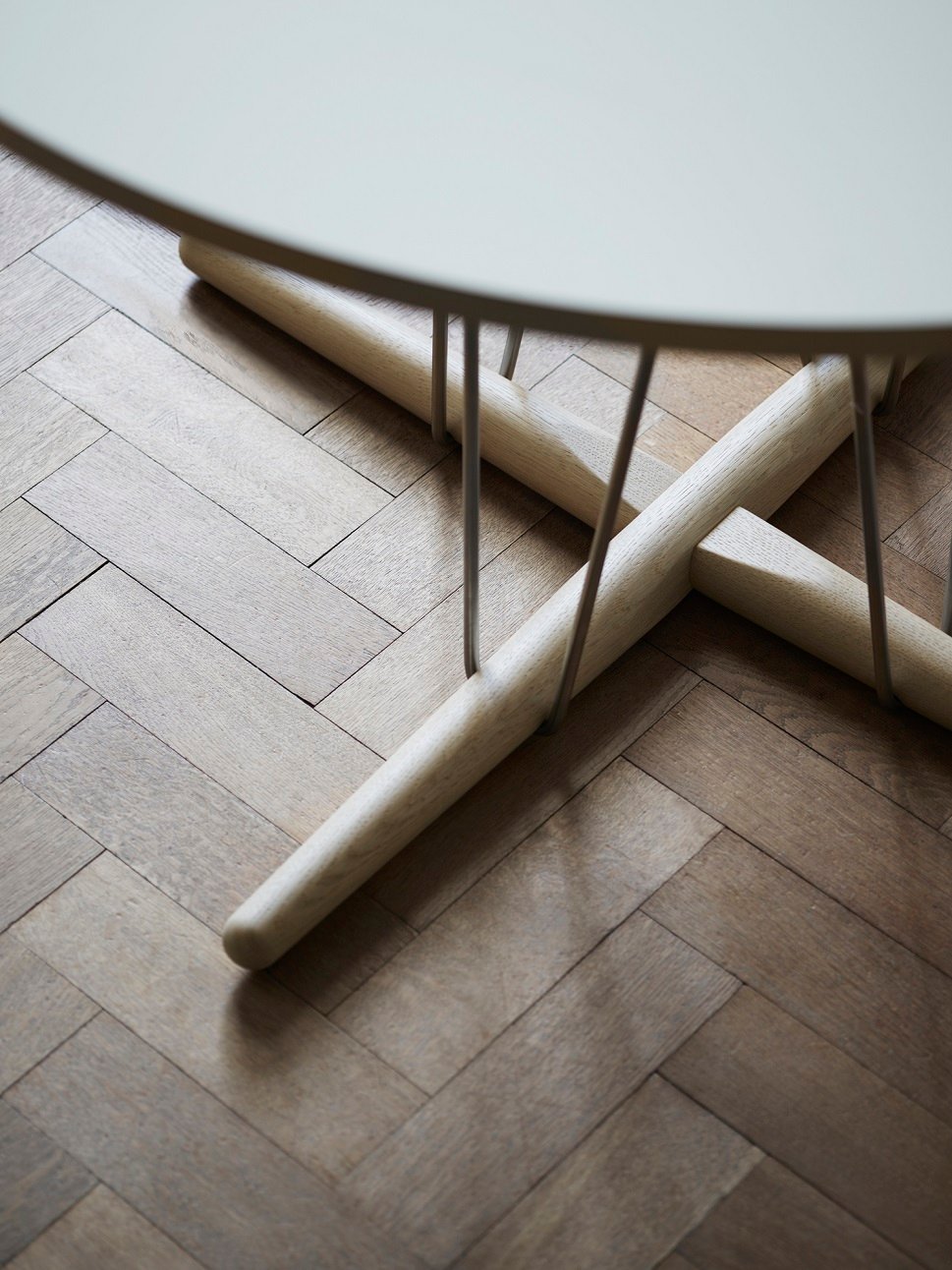 Stůl E020 Embrace table