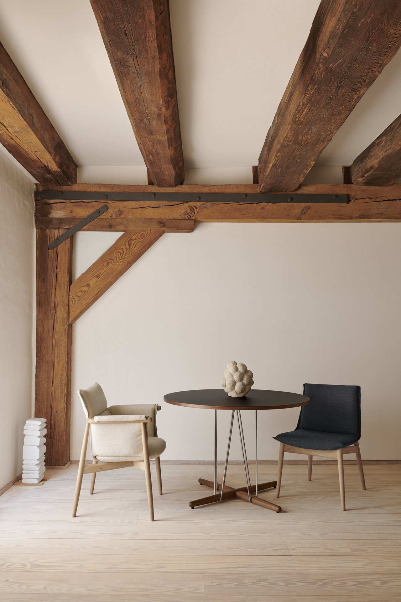 Stůl E020 Embrace table