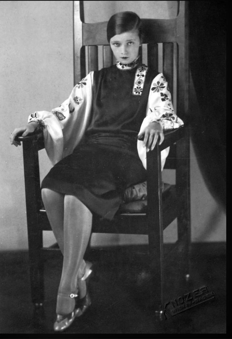 Női portré 1936-ból. Fókuszban a hajviselet és a ruha. 