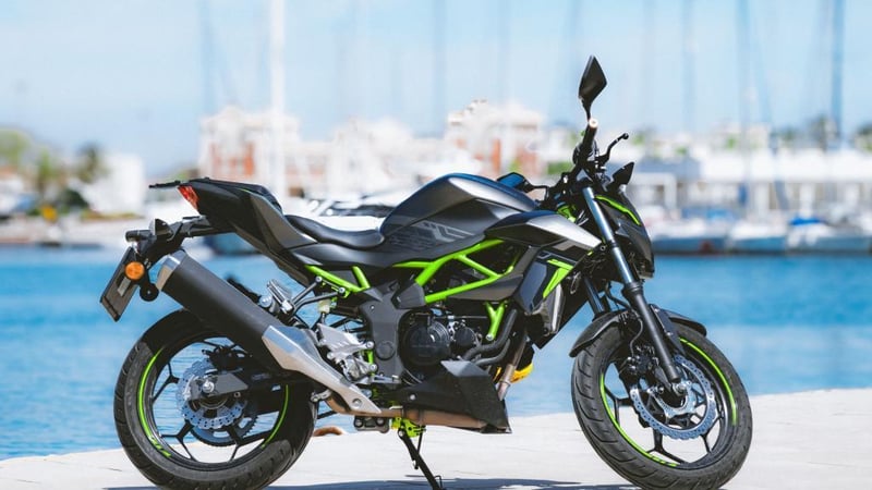 Motorcycle Rental Kawasaki Z 125 Naked Barcelona Affordable | Momoven
